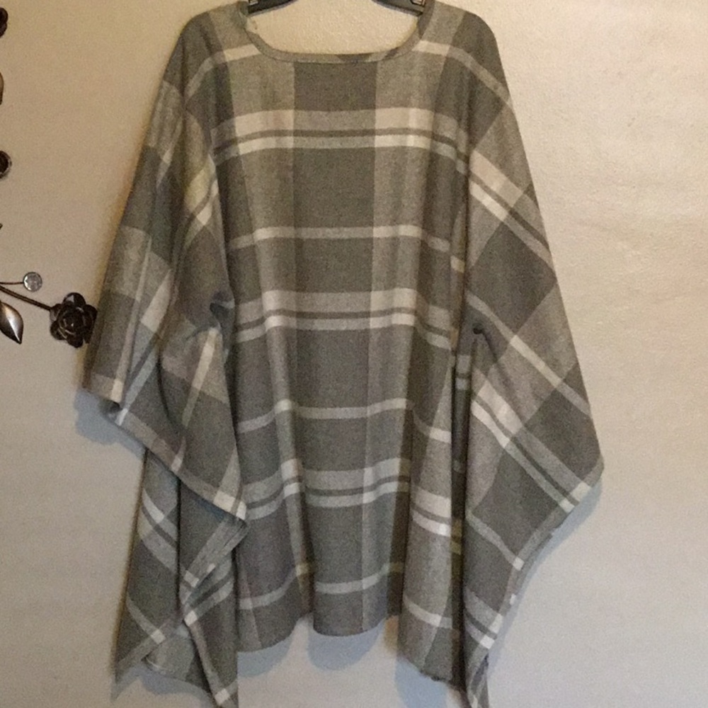 Cape - Picture 3 of 3